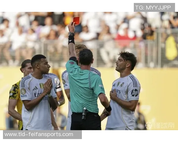 这是红牌吗？赫伊森伸出两指的防线之路——从边线到信念的训练日记